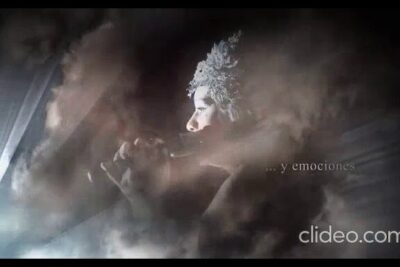 A musician in profile plays a flute amid mist and soft light, creating an experiencia sensorial.