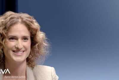 Portrait of a smiling woman conveying expresion emocional 1 with a warm, approachable look.