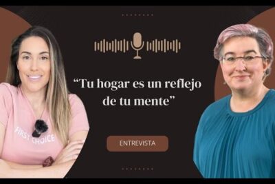 Podcast interview banner featuring two women and a microphone icon promoting familien hjemmet