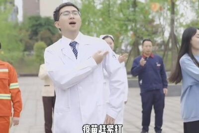 Healthcare worker in a white coat and community members gesture together promoting favor vacunacion 1.