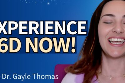 Smiling woman in front of a blue banner with bold headline, suggesting forskellige perspektiver and immersive discovery.