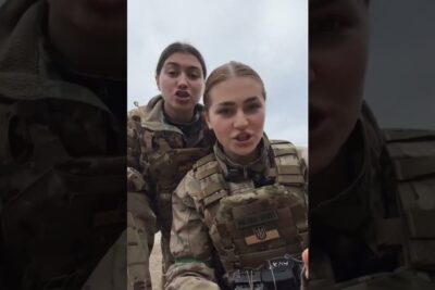 Two female soldiers in camouflage and body armor facing the camera, ga kriget.