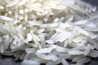Close-up of polished white rice grains illustrating genmodifisert mat 4