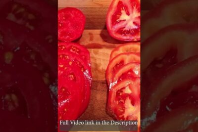 Sliced ripe red tomatoes arranged on a wooden cutting board, genmodifisert mat 6.