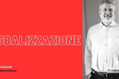 Smiling middle-aged man in a white shirt stands next to a bold red panel that reads GLOBALIZZAZIONE, globalizzazione portato 1.