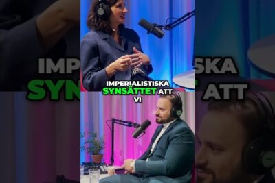 Two podcast hosts in a colorful studio with microphones and headphones, hallbarhet naturvard 1.