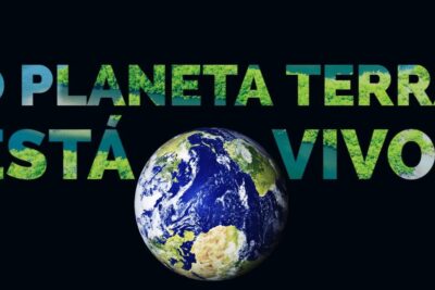 A bold dark banner with a realistic Earth globe beneath large green-text letters asking if the planet is alive, themed hipotese gaia 1.