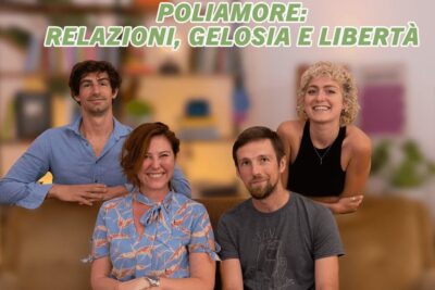 Four smiling adults in a cozy living room beneath a sign about il poliamore.