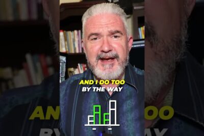 Bearded man speaking in a vertical video with bookshelf background, on-screen subtitle and graphic, imod frihandel