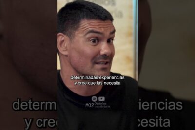 Man speaking in a close-up video still with Spanish subtitles about impacto psicologico 1.
