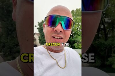 Close-up of a person wearing mirrored sport sunglasses and a gold chain outdoors, importante considerar 2.
