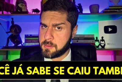 Bearded presenter thumbnail with colorful LED shelf and YouTube play button plaque for imposto renda 2