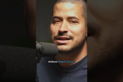 Close-up of a podcast speaker at a microphone with on-screen caption, discussing individualisme kollektivisme