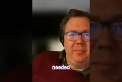 Person wearing glasses and a headset in a vertical video frame illustrating inkluderende sprog 1