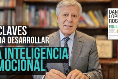 Older man in a suit seated before a bookshelf with overlay text about inteligencia emocional 2