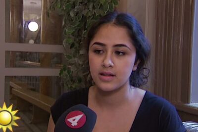 Young woman giving an interview about jamstalldhet familjen with a handheld microphone