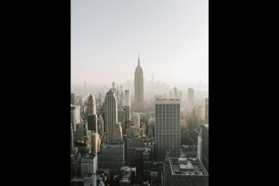 Aerial view of a dense urban skyline with tall skyscrapers and soft haze representing jobb utomlands 1
