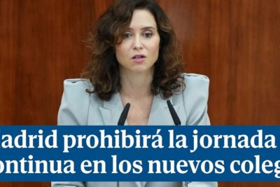 Woman speaking at a podium about jornada continua 5 school policy