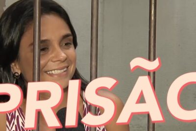 Smiling woman behind metal bars with a bold 'PRISÃO' overlay, jornais sensacionalistas 1.