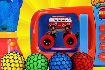 Toy microwave with a red mini monster truck inside and four colorful mesh squishy balls, juegos educativos 1.