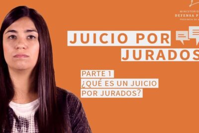 Educational banner for juicio jurados 1 with a presenter, orange background, bold text asking what a jury trial is and a public defense logo