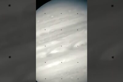 Close-up of a banded gas giant disk with small calibration dots across the frame, jupiterin renkaat 1
