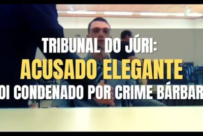 Seated man in a courtroom with bold yellow headline about an accused in a jury trial, juri popular 1.
