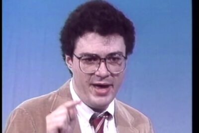 Man in glasses and corduroy jacket speaking and gesturing, kants filosofi 1