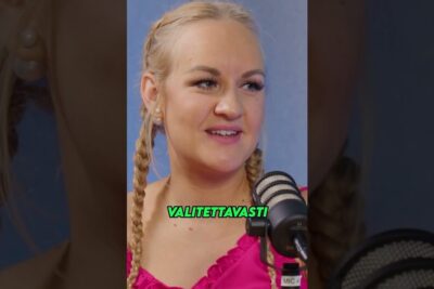 Smiling woman with braided hair speaking into a microphone for kiireisille ihmisille.