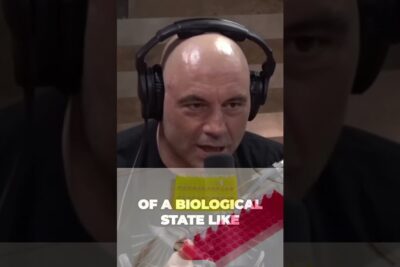 Close-up of a bald podcast host wearing headphones speaking into a microphone with gloved hands using a pipette and microtubes suggesting kloning ideer