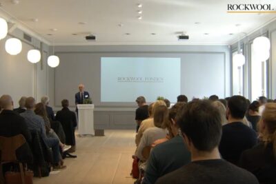 Audience listening to a speaker at a Rockwool Fonden presentation about konsekvenser indvandring