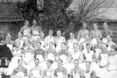 Vintage black-and-white group portrait of women in aprons and uniforms, kvinders rettigheder 1