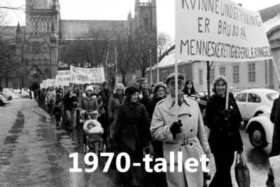 Black-and-white 1970s street march with people holding Norwegian-language signs advocating kvinners rettigheter 1.