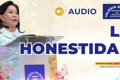 Speaker at a church lectern presenting a message titled la honestidad 3 with prominent honesty signage