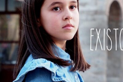 Portrait of a thoughtful young girl in a denim jacket symbolizing la inclusion 1.