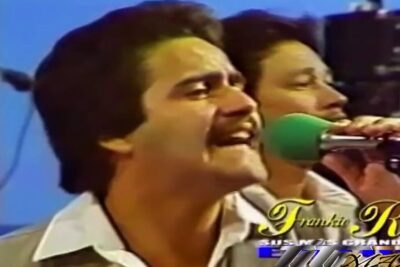 Two male singers performing a live duet close-up with la rueda 1