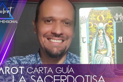 Smiling person holding a High Priestess tarot card labeled la sacerdotisa 1.