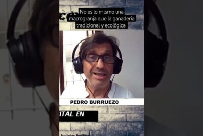Close-up of a man wearing headphones and glasses discussing le macrogranje with Spanish on-screen text