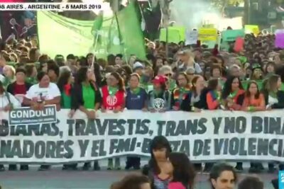 Large crowd of protesters wearing green in Buenos Aires calling for legalisation lavortement and reproductive rights