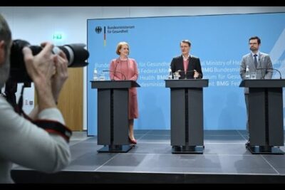 Three officials at podiums during a Federal Ministry of Health press conference addressing legalisierung abtreibung