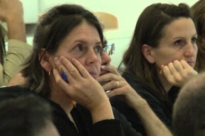 A group of adult participants listening attentively in a seminar setting, reflecting on lintelligence emotionnelle.