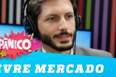 Man wearing headphones in a colorful podcast studio with a blue banner and the text livre comercio 4