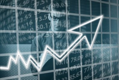 Man analyzing financial data and an upward trend graph highlighting lonforskel argumenter for og imod.
