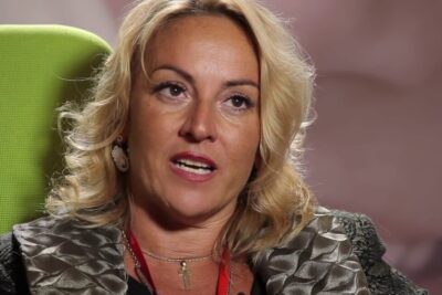 Close-up portrait of a blonde woman speaking on camera for lutilita lapprendimento
