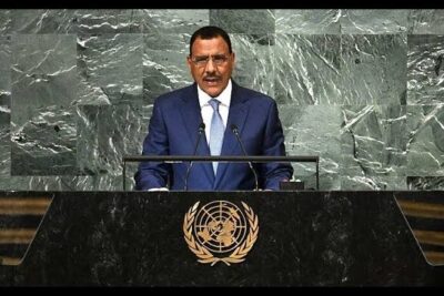 Man in suit speaking at United Nations podium about lutte terrorisme 1