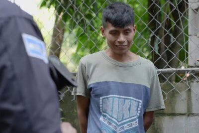 Man being questioned by a uniformed officer near a chain-link fence maltrato animal 5