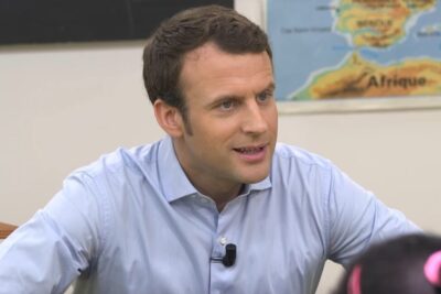 Male speaker in a classroom wearing a blue shirt engaging with students for mariage egalitaire 1