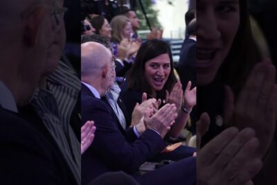 Seated attendees clapping and smiling at a formal event representing marktintegration zentralamerika