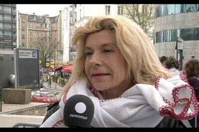 Woman wearing a white scarf interviewed on the street about matrimonio omosessuale 4
