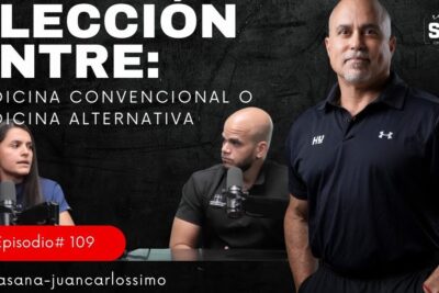Three presenters in a podcast studio banner discussing medicina convencional 1 and alternative medicine.
